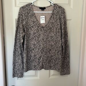 Women’s size medium v neck light weight sweater
